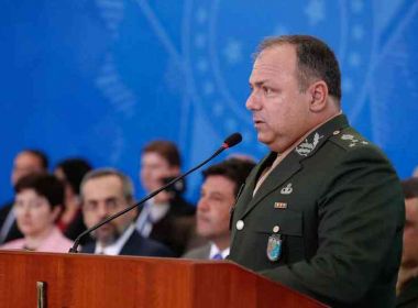 Bolsonaro manda chefe interino da Saúde assinar decreto que libera uso da cloroquina