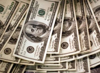 Dólar recua e fecha dia vendido por R$ 5,36; Ibovespa se mantém estável