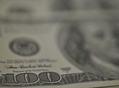 Dólar continua em queda e fecha em R$ 5,28; Ibovespa tem alta de 2,9%