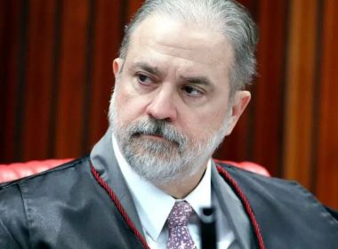 Augusto Aras se manifesta contra apreensão do celular de Jair Bolsonaro