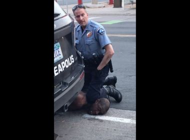 Após intensos protestos, policial que matou homem negro asfixiado é preso nos EUA