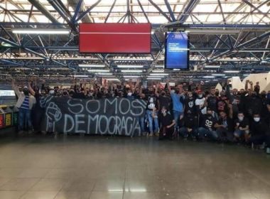 Gaviões da Fiel faz manifestação pró-democracia em São Paulo; veja