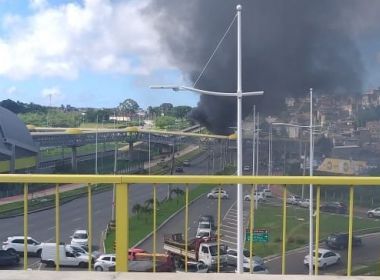 Protesto com queima de ônibus na Paralela bloqueia trânsito no sentido Aeroporto
