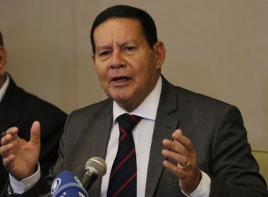 Risco de cassação da chapa no TSE fez Mourão mudar tom do discurso, diz jornal