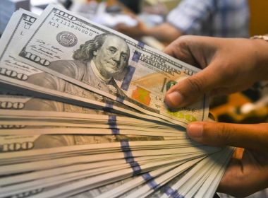 Bolsa sobe quase 1% e fecha no maior nível em três meses; dólar tem leve alta