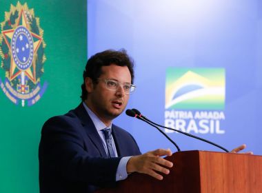 Secretário da Presidência se recusa a usar máscara em voo e causa princípio de tumulto