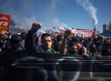 Ato contra Bolsonaro tem caminhada na Esplanada; veja vídeo