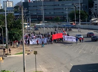 Com mobilização tímida, ato pró-democracia tem início em Salvador; veja imagens