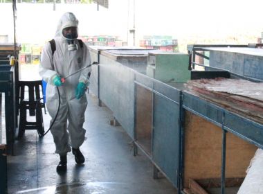 Mercado de Paripe, em Salvador, passa por desinfecção para combater o coronavírus