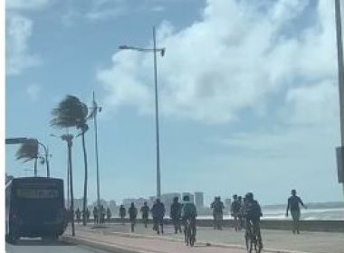 Alheias à pandemia, pessoas voltam a se aglomerar na orla de Salvador; veja vídeo 