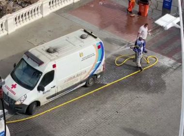 Morador filma ambulância sendo lavada na frente do Hospital Espanhol; Limpurb apura