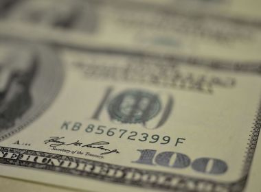 Dólar tem queda na semana e é vendido a R$ 5,32; Bolsa tem dia de leve alta