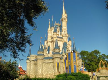 Após semana com mais de 10 mil casos diários de Covid na Flórida, Disney reabre parques