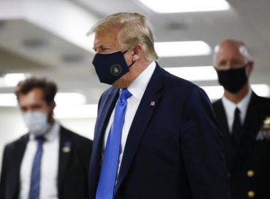Donald Trump aparece em público usando máscara pela primeira vez