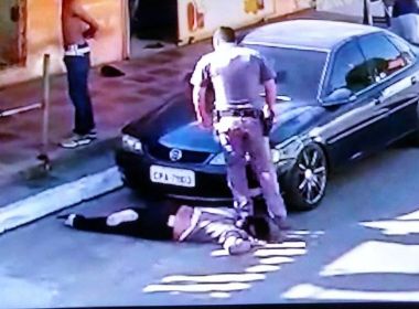 Policial que pisoteou pescoço de mulher negra durante abordagem é denunciado à OEA