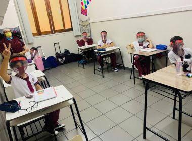 Manaus retoma aulas com rodízio, crianças de máscara, face shield e sem sapatos