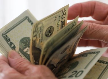 Dólar cai para R$ 5,11 e fecha no menor nível em cinco semanas; Bolsa fica estável