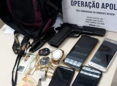 Suspeitos de assalto são presos em Salvador; polícia apreende arma de brinquedo