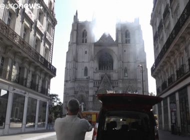 França: Principal suspeito, voluntário confessa autoria de incêndio na catedral de Nantes