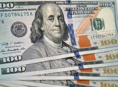 Bolsa fecha acima dos 105 mil pontos pela primeira vez desde março; dólar tem alta