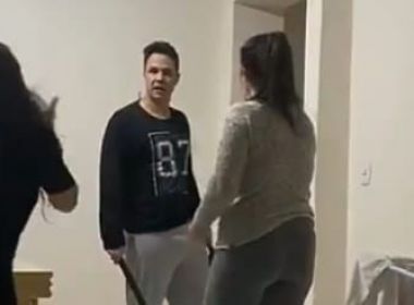PM de folga invade casa e agride jovens com cassetete em Santa Catarina; veja vídeo
