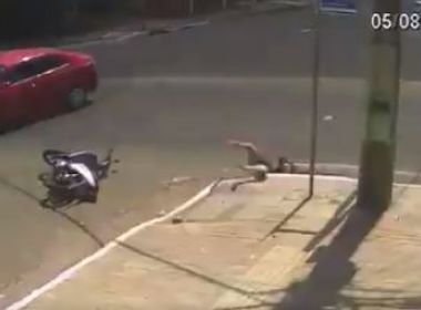 Motociclista cai em bueiro após colisão com carro no Pará; veja vídeo