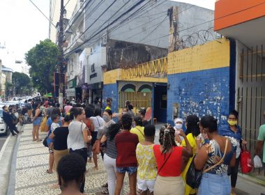 População se aglomera e forma grandes filas no comércio de rua no Centro de Salvador 