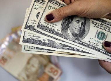 Dólar sobe mais de 1% e fecha em R$ 5,42; Ibovespa tem leve alta
