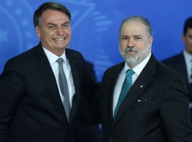 Bolsonaro teria pedido para Aras receber Wassef em negociação da JBS, diz revista