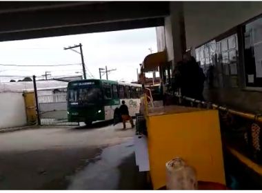 Ex-rodoviário furta ônibus, invade garagem e destrói veículos em Salvador; veja vídeo