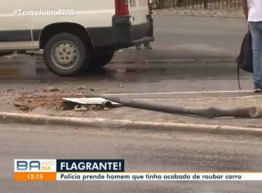 Homem é preso após roubar carro com arma de brinquedo e bater em poste em Salvador