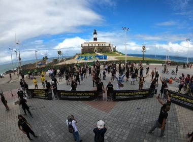 Grupo de trabalhadores faz manifestação na Barra para retomada de eventos em Salvador