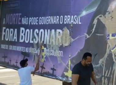 Sindicato que fez outdoor contra Bolsonaro vai processar advogado que depredou peça
