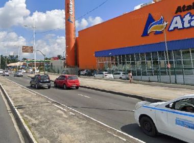 Engavetamento entre carros e ônibus deixa pessoa ferida em Salvador