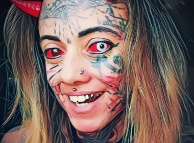 Chamada de 'mulher demônia', modificadora corporal diz ter consultado Deus sobre chifres