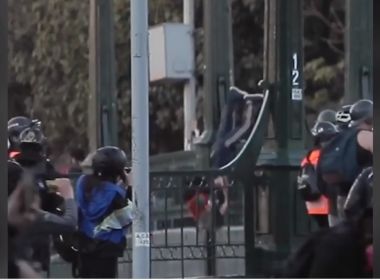 Policial é suspeito de jogar adolescente de ponte durante protesto no Chile