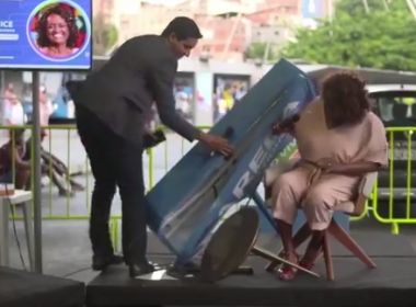 Cenário de entrevista desaba e atinge Major Denice na Estação da Lapa; veja vídeo