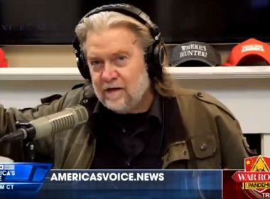 Ex-conselheiro de Trump é banido do Twitter por incitar violência