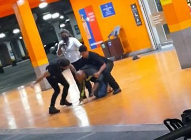 Homem negro é espancado até a morte por seguranças do Carrefour em Porto Alegre