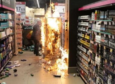 Manifestantes ateiam fogo a unidade da Carrefour em SP após morte de João Alberto