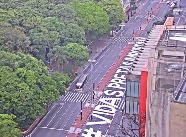 Em protesto contra racismo, coletivo pinta ‘vidas pretas importam’ em pista da Av. Paulista