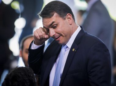 Flávio Bolsonaro omitiu R$ 90 mil em ações para Receita Federal, aponta MP do Rio