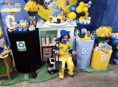 Prefeitura presenteia fã da Limpurb com miniatura de caminhão e fardamento 