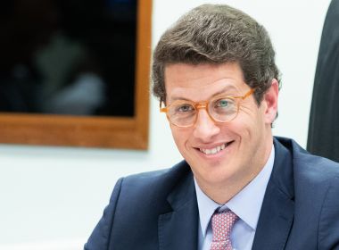 Com recordes de queimadas no Brasil, Salles ganha medalha por 'notáveis serviços'