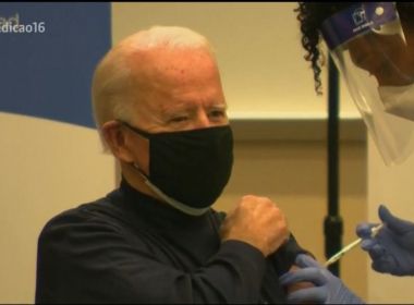 Presidente eleito dos EUA, Joe Biden recebe em público 1ª dose da vacina contra Covid-19