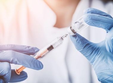 Vacina de Oxford deverá ter eficácia equivalente a da Pfizer e Moderna, diz CEO 