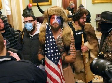 Polícia dos EUA prende extremista que invadiu o Capitólio com pele de urso e chifres