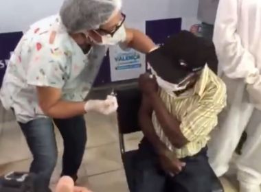 Primeiro vacinado de Valença se assusta com agulhada; veja vídeo