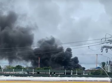 Ônibus pegam fogo em garagem próximo a rodoviária de Salvador; veja vídeo