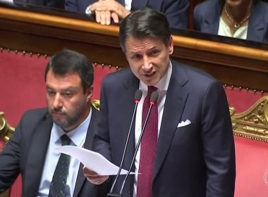  Primeiro-ministro italiano anuncia renúncia para buscar nova maioria